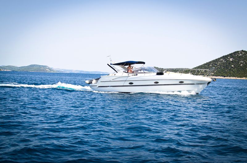 Barca a motore in navigazione sul mare